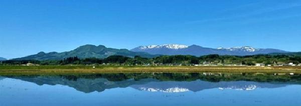 円田盆地水田に映る青麻山と蔵王連峰